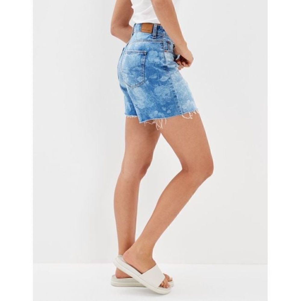 American Eagle Baggy Mom Short Size 14 NWT Floral Denim Distressed Raw Hem